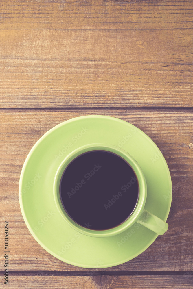 Obraz premium Coffee cup on yellow wooden table