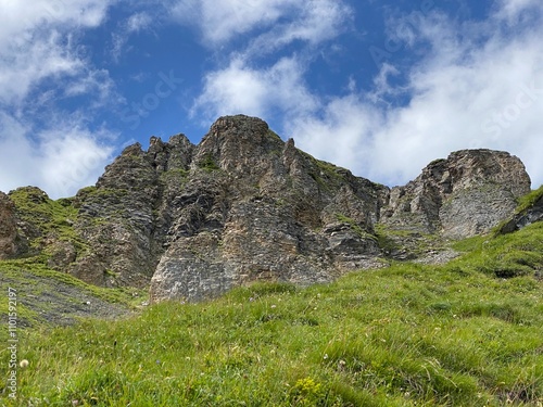 Rocky alpine peaks above Lake Melchsee or Melch Lake in the Uri Alps mountain massif, Kerns - Canton of Obwald, Switzerland (Kanton Obwalden, Schweiz)