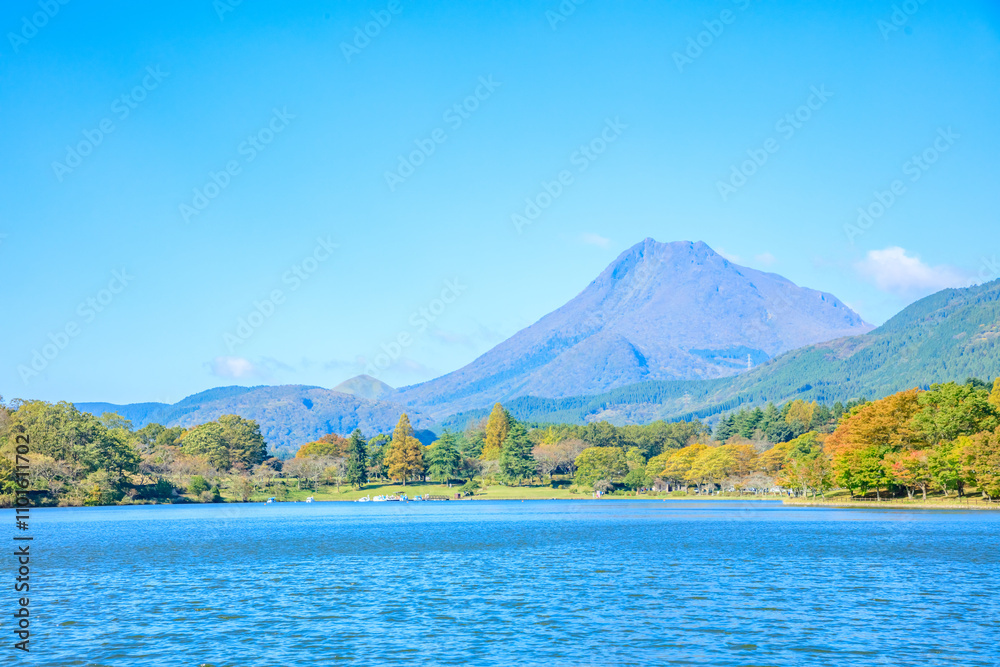 秋の志高湖と由布岳 大分県別府市 Lake Shidaka and Mt. Yufu in autumn. Oita Pref, Beppu City. 秋の志高湖と由布岳 大分県別府市 Lake Shidaka and Mt. Yufu in autumn. Oita Pref, Beppu City.
