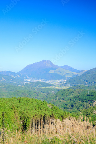 秋の蛇越展望台から見た由布岳　大分県由布市　Mt. Yufu seen from the Jakoshi Observation Deck in autumn. Oita Pref, Yufu City. photo