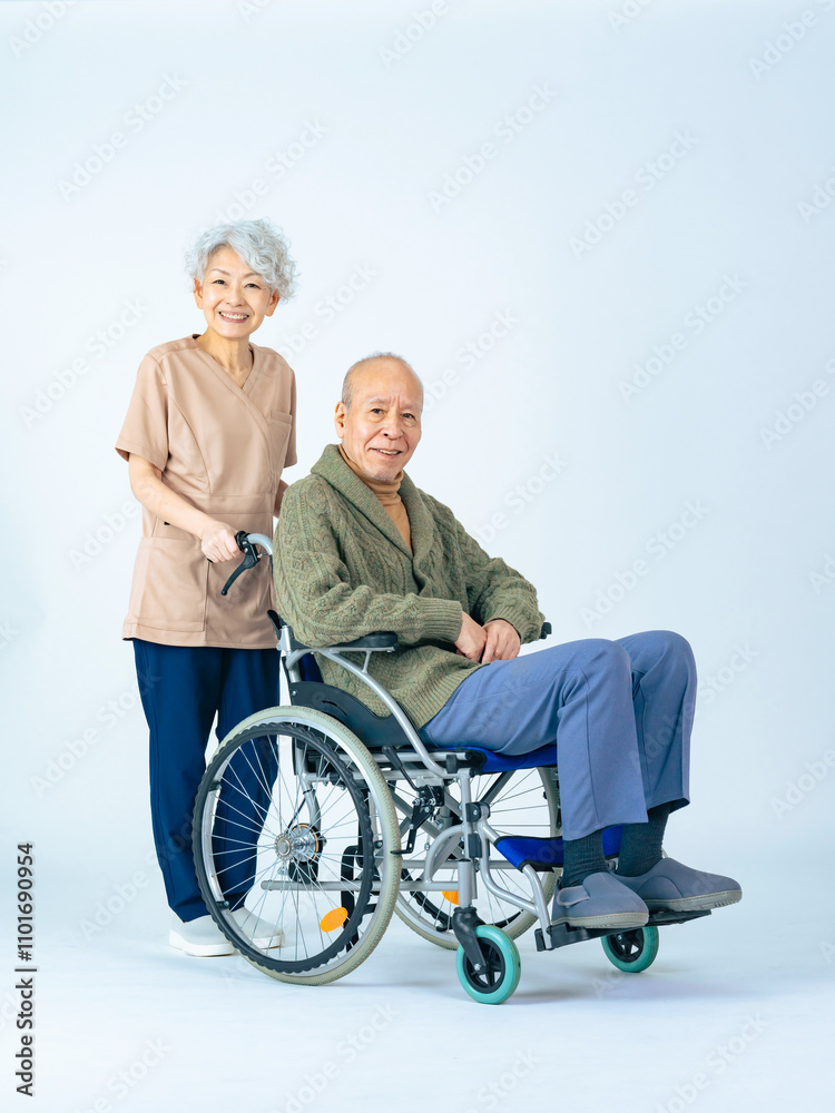 介護、介護士、老老介護、シニア、高齢者、老人ホーム、リハビリ、デイサービス、看護師、病院、車椅子、車いす、障害、障がい者、デイケア、訪問、ホームヘルパー、ヘルパー、ケアマネージャー、ケアマネ、高齢、老人、老後、サポート、介助、支援、終末医療、ターミナルケア、笑顔、リラックス、快適、満足、充実、施設、お年寄り、年配、日本人、男性、女性、福祉、ウェルネス、寄り添う、支える、思いやり、健康、カメラ目線、