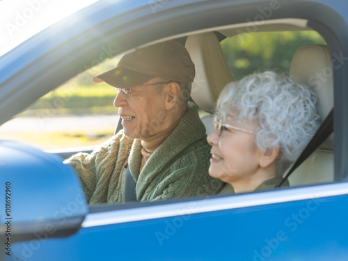 Tapety artystyczne 自動車、運転、高齢、シニア、ドライバー、ドライブ、旅行、観光、レンタカー、カーシェアリング、笑顔、カップル、夫婦、安全、交通、車内、カーナビ、ダッシュボード、免許、返納、インテリア、快適、リラックス、コピースペース、ポジティブ、爽やか、60代、70代、家族、高齢者、お年寄り、老人、老後、年配、日本人、男性、女性、介護、サポート、思いやり、福祉、元気、アクティブ、セカンドライフ、クルマ、運転席、DE
