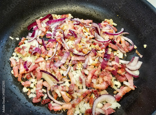 frische Bratkartoffeln mit Zwiebeln uns Speck photo