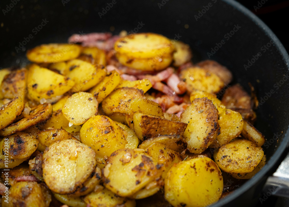 frische Bratkartoffeln mit Zwiebeln uns Speck frische Bratkartoffeln mit Zwiebeln uns Speck