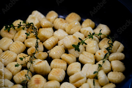 frische Bratkartoffeln mit Zwiebeln uns Speck photo