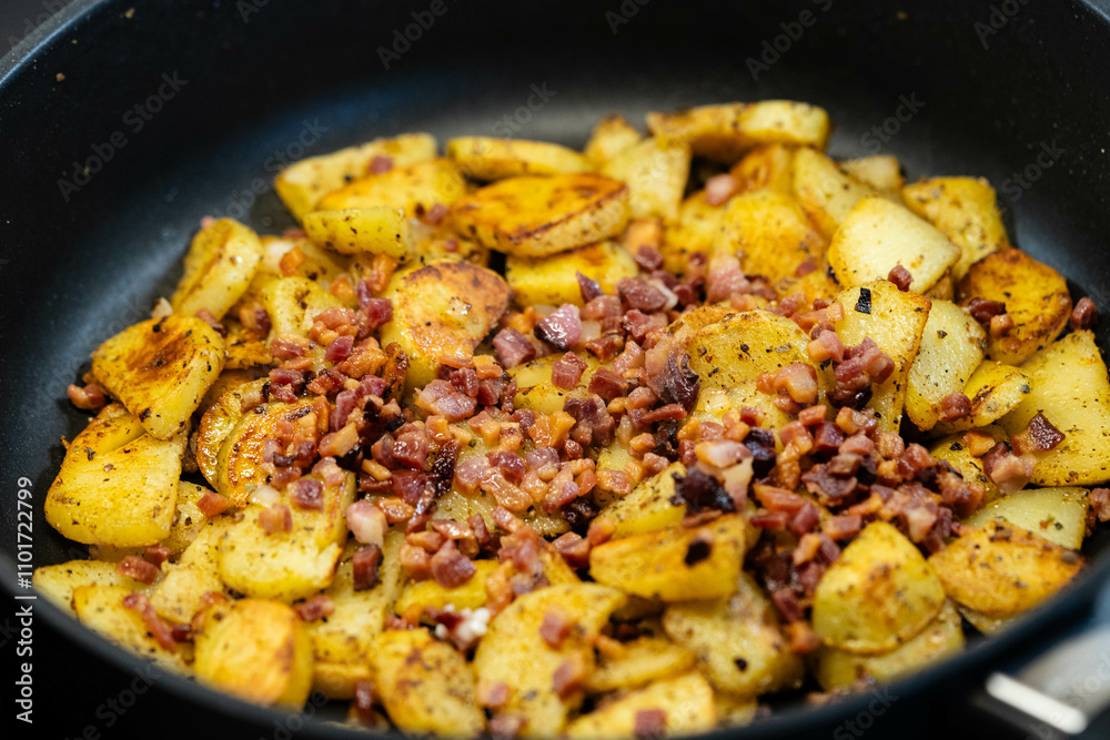 frische Bratkartoffeln mit Zwiebeln uns Speck frische Bratkartoffeln mit Zwiebeln uns Speck