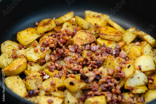 frische Bratkartoffeln mit Zwiebeln uns Speck photo