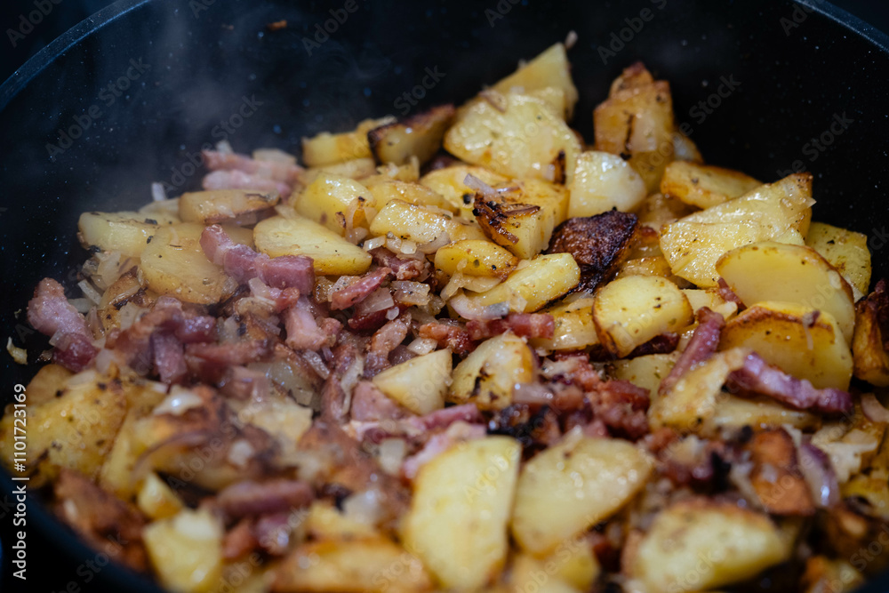 frische Bratkartoffeln mit Zwiebeln uns Speck frische Bratkartoffeln mit Zwiebeln uns Speck