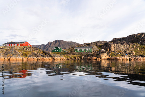 Obraz na płótnie Hills and mountains on the Arctic Circle Trail which links Kangerlussuaq and Sisimiut, Greenland w salonie