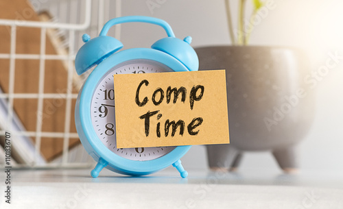 Foto Text Comp Time on a Sticker glued to a blue alarm clock against the background o