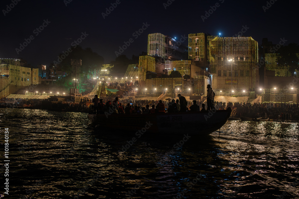 Naklejka premium Das Dev Deepavali ist das Fest von Kartik Poornima, das in der Stadt Varanasi Uttar Pradesh, Indien, gefeiert wird. Es fällt auf den Vollmond des hinduistischen Monats Kartik