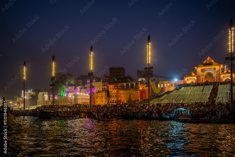 Das Dev Deepavali ist das Fest von Kartik Poornima, das in der Stadt Varanasi Uttar Pradesh, Indien, gefeiert wird. Es fällt auf den Vollmond des hinduistischen Monats Kartik Das Dev Deepavali ist das Fest von Kartik Poornima, das in der Stadt Varanasi Uttar Pradesh, Indien, gefeiert wird. Es fällt auf den Vollmond des hinduistischen Monats Kartik