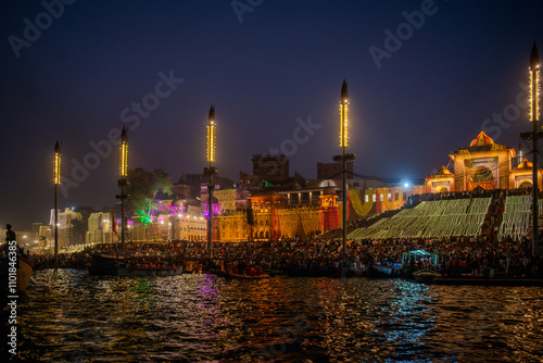 Das Dev Deepavali  ist das Fest von Kartik Poornima, das in der Stadt Varanasi Uttar Pradesh, Indien, gefeiert wird. Es fällt auf den Vollmond des hinduistischen Monats Kartik