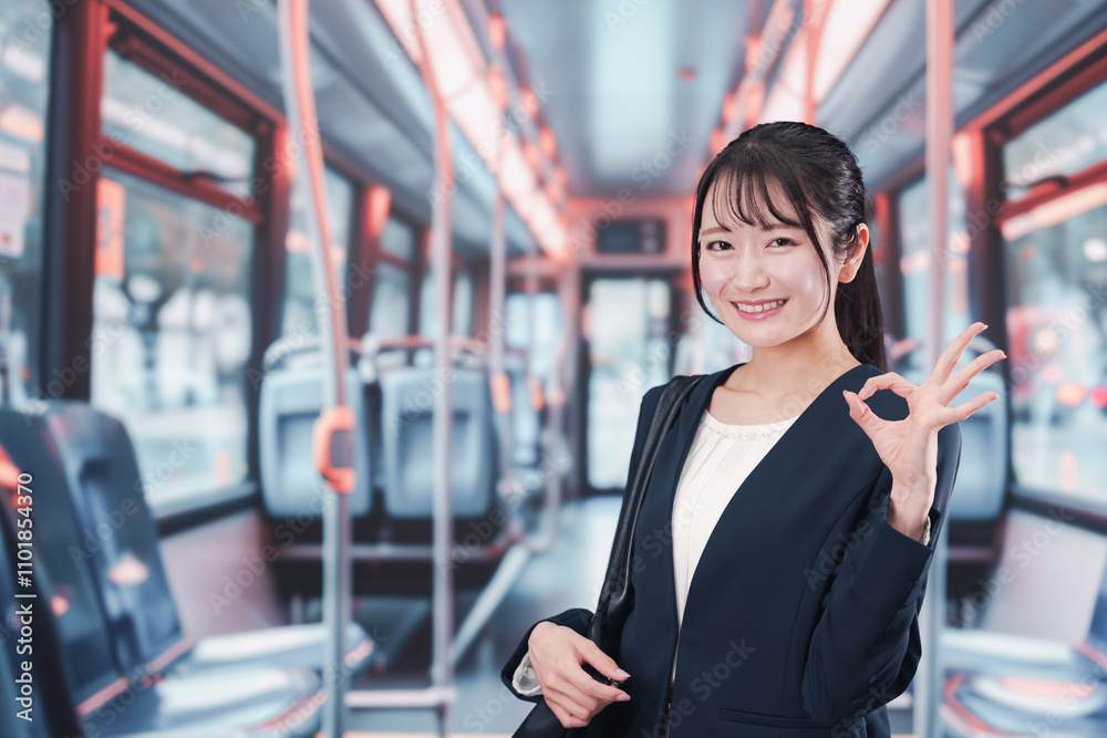 バスに乗って通勤をする若い女性 バスに乗って通勤をする若い女性