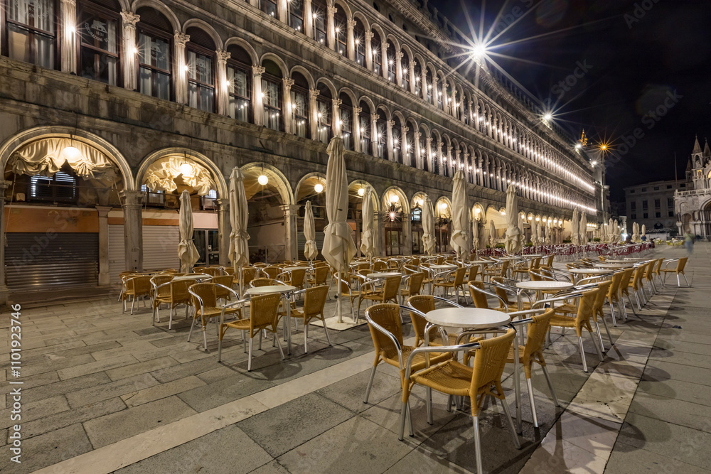 Naklejka premium Piazza San Marco in Venice at night. a unique landscape 