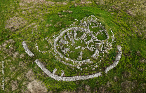 Obraz na płótnie Bagh nam Feadhag pre-wheelhouse through Viking site. Mainly visible is Iron Age wheelhouse. Grimsay, Outer Hebrides. Outer semi-circle wall is modern w salonie
