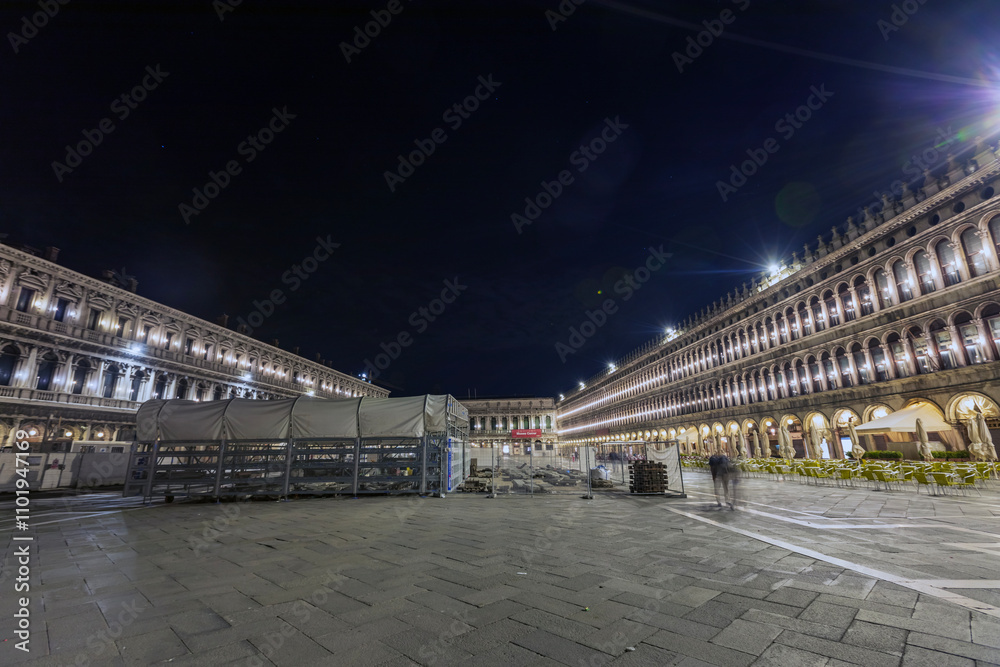 Piazza San Marco a Venezia di notte. un paesaggio unico
