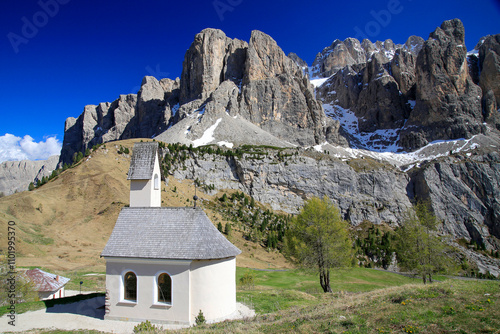 Sella Gebirgsstock mit Kapelle San Maurizio, Grödnerjoch, Dolomiten, Italien, Europa  photo