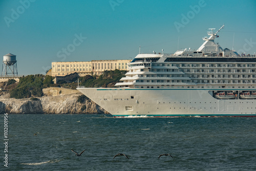 Fotografi Luxury cruiseship cruise ship liner Serenity sail away departure from San Franci