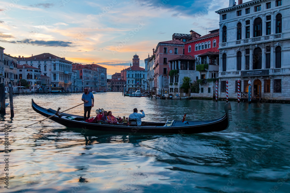 La laguna di Venezia al tramonto. Gondole al Canal grande.