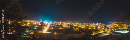 vista panorámica del pueblo de Celendín, una noche con luces reflejando el cielo shilico