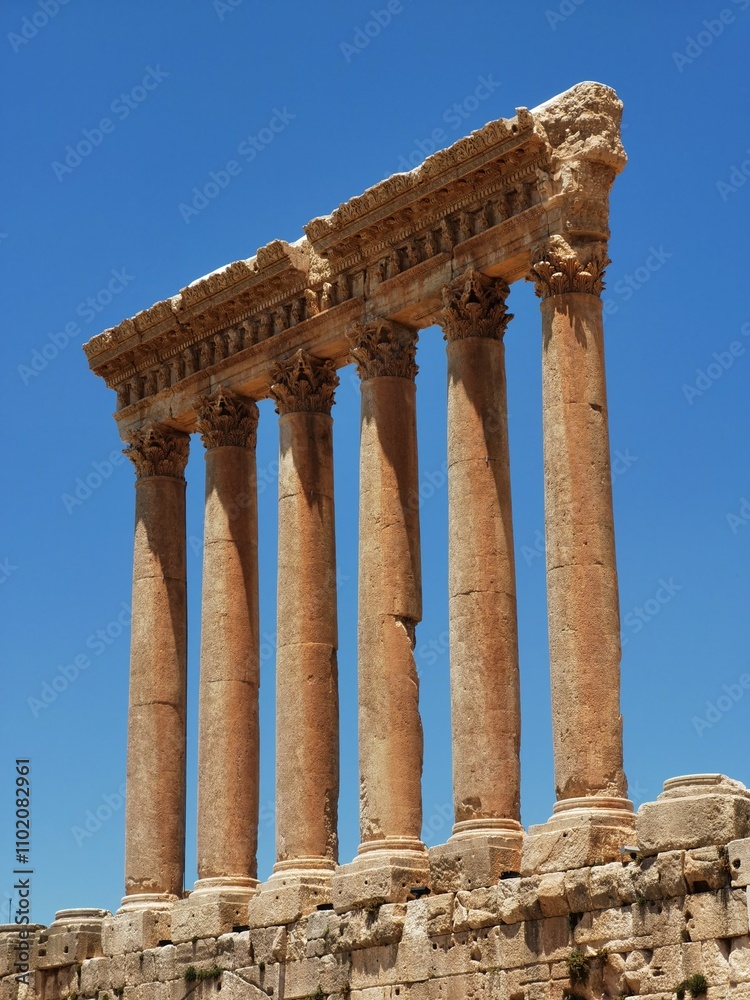 Obraz premium Baalbek is a large archaeological complex encompassing the ruins of an ancient Roman town in eastern Lebanon.