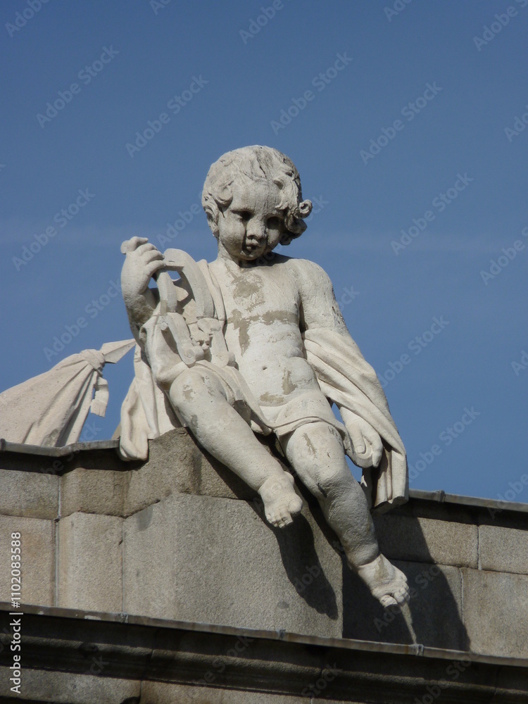 Naklejka premium Madrid architecture statue