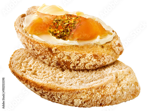 torrada de pão integral acompanhado de salmão defumado e cream cheese isolado em fundo transparente