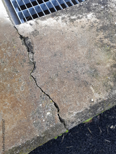Crepa nel muro per un cedimento strutturale - assestamento photo