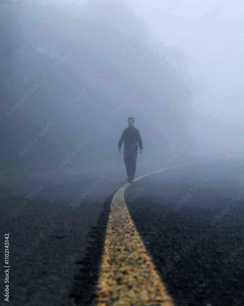 silhueta de homem em estrada com neblina, na serra da graciosa, paraná silhueta de homem em estrada com neblina, na serra da graciosa, paraná