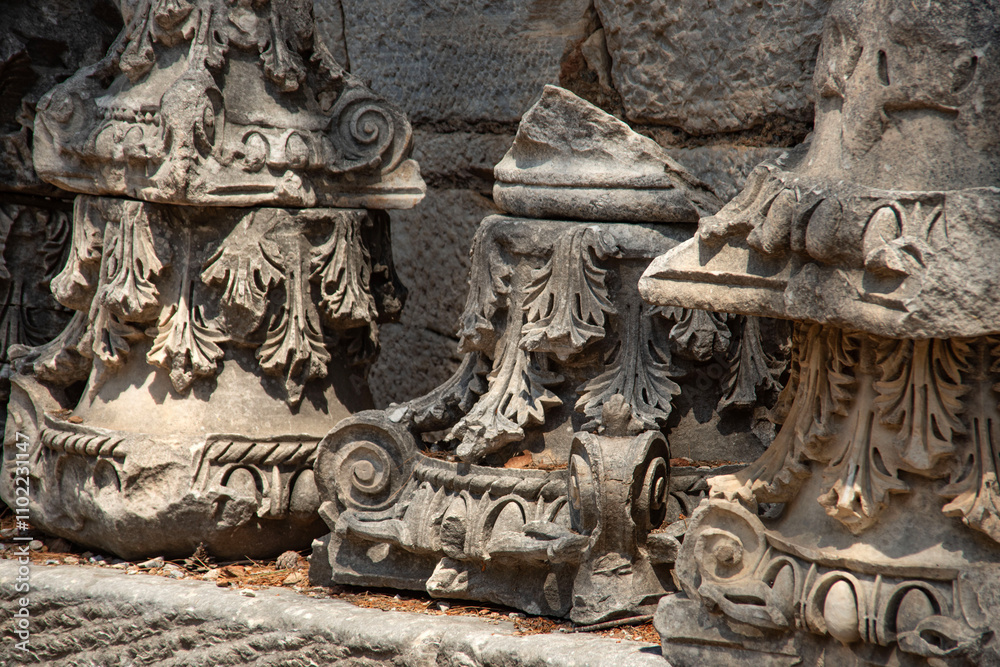 Φωτογραφία Base detail of hellenistic columns at the ancient city of Ephesus in bright sunlight