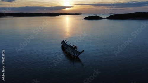 Fotografi View of a wrack in the sunset in Ireland
