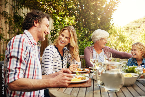 Φωτογραφία Brunch, love and food with family in nature for thanksgiving event, eating and happiness