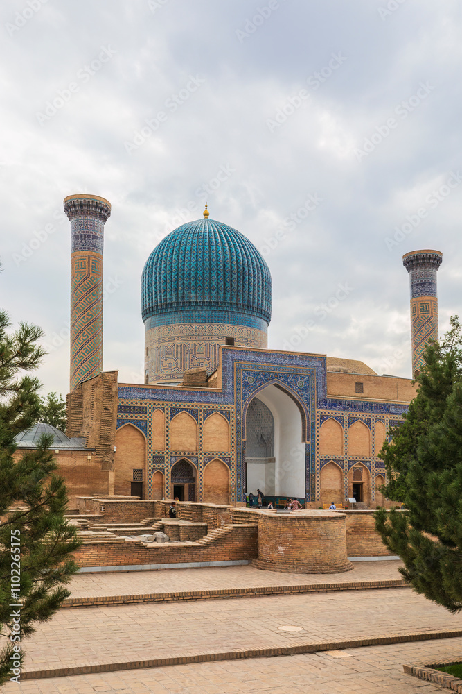 Obraz premium Samarkand, Uzbekistan - October. 10. 2024: One of the madrassas in Samarkand