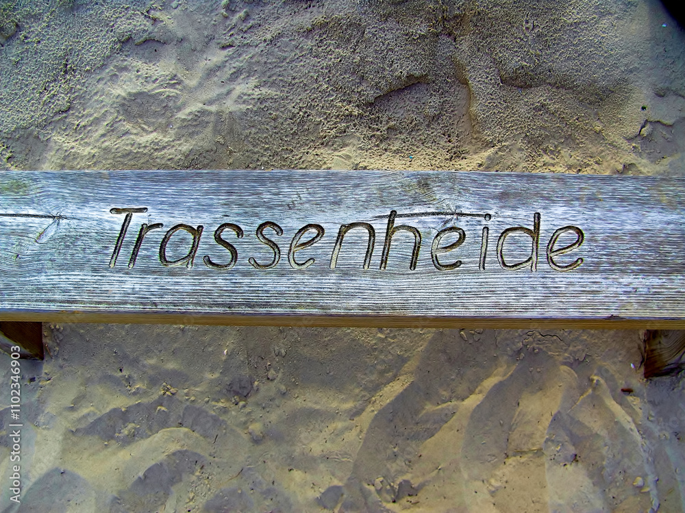 Holzbank am Strand vom Urlaubsort Trassenheide