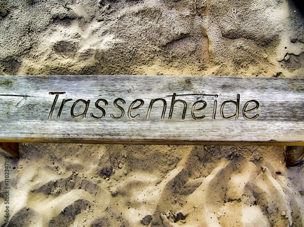 Holzbank am Strand vom Urlaubsort Trassenheide