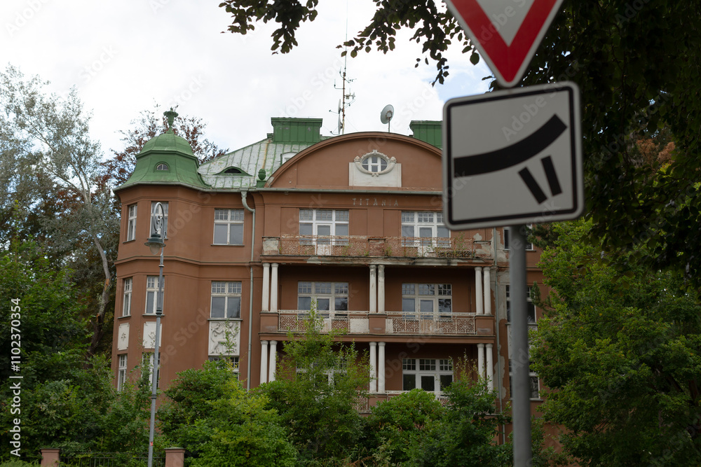 Obraz premium In front of you stands a large brick building that has a prominent sign displayed clearly in front of it for visitors and passersby