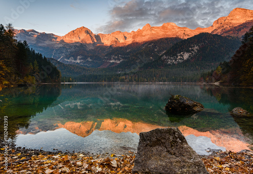 Fototapeta Naklejka Na Ścianę i Meble -  Alba al lago di Tovel