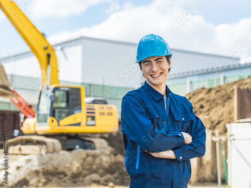 工事、建設、現場、作業員、重機、建機、警備員、安全、笑顔、元気、やる気、ポジティブ、満足、充実、腕組み、自信、仕事、職業、働く、職場、肉体労働、賃上げ、労働者、エンジニア、技師、資格、免許、土木、ゼネコン、産業、盛り土、産業廃棄物、建設発生土、残土、処理場、建築、リサイクル、青空、工場、業者、整地、地盤改良、回収、土砂、作業服、日本人、男性、監督、ヘルメット、人物