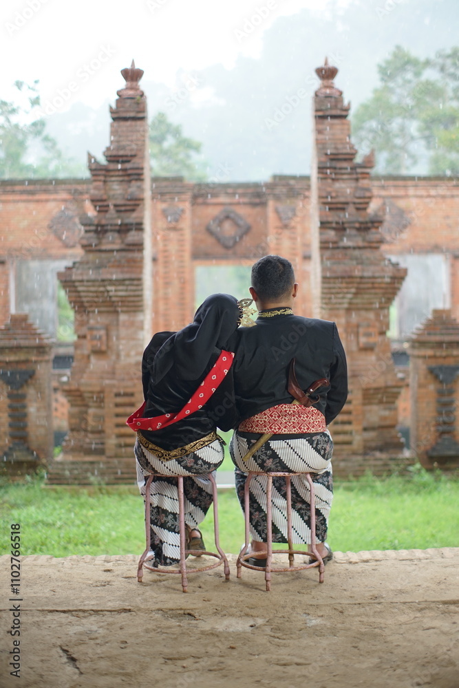 Obraz premium couple photo wearing traditional Javanese clothes outdoors