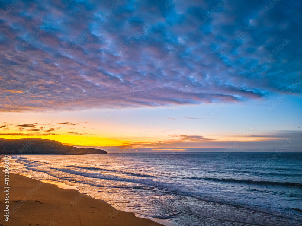 Obraz premium Winter seascape views over the beach with high and medium cloud cover