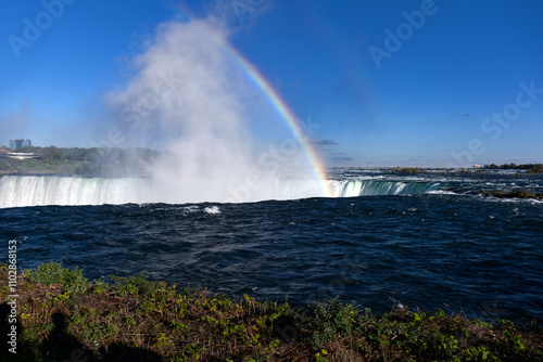 Obraz na płótnie Niagara Falls - Niagara River flowing over the Falls with Rainbow w salonie