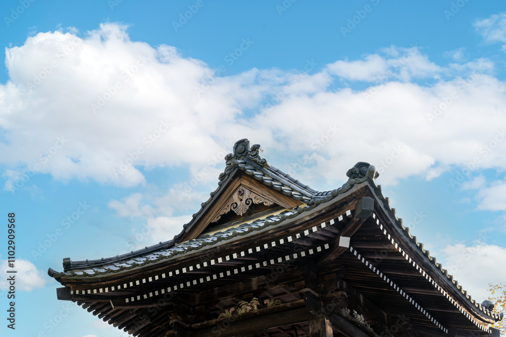 お寺の鐘の上の屋根 青空 お寺の鐘の上の屋根 青空