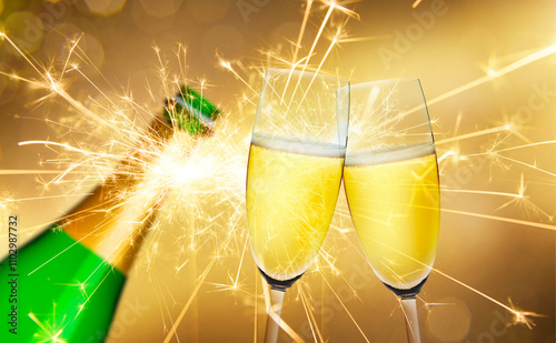 Silvester mit Sekt und Feuerwerk
