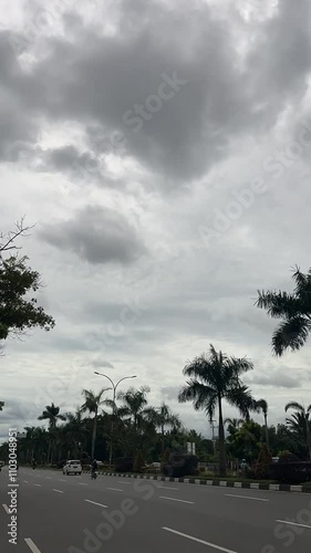 Timelapse kendaraan dan awan yang bergerak secara dramatis photo