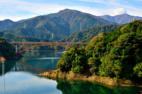 Wallpaper Mural 秋の宮ヶ瀬湖　紅葉の丹沢山地
 Torontodigital.ca