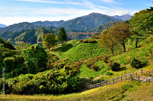 秋の鳥居原園地と虹の大橋と紅葉の丹沢山地
 photo