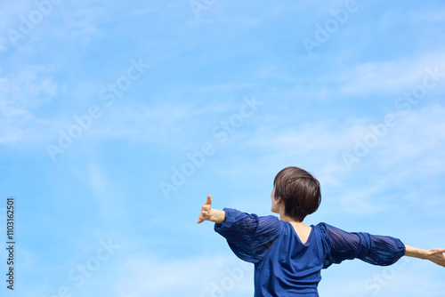 外で深呼吸する女性　後ろ姿