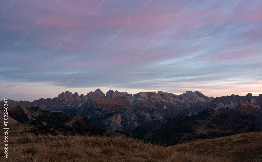Obraz premium Soft purple sunrise above the dolomites in the fall