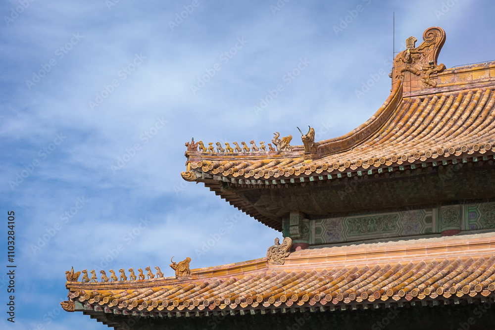 Obraz premium Details of golden traditional chinese roof inside the Forbidden City, Beijing, China.